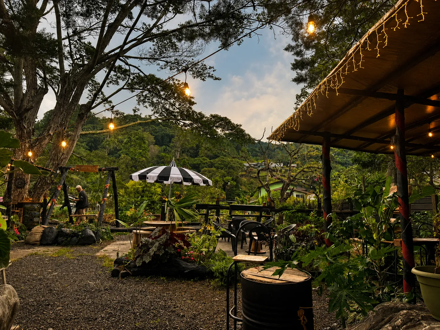 La terraza al atardecer con luces colgantes y sombrilla a rayas