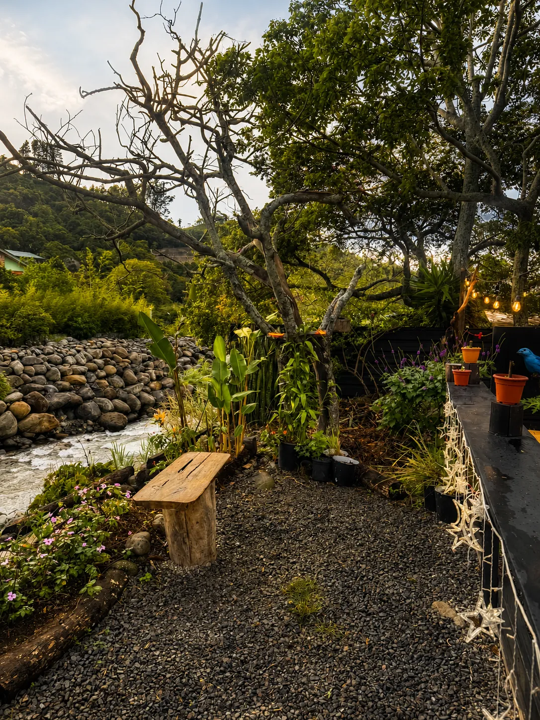 Banco de madera en el jardín de grava, junto al río