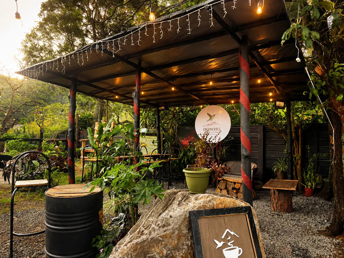 Terraza de Dobore con el logo en madera